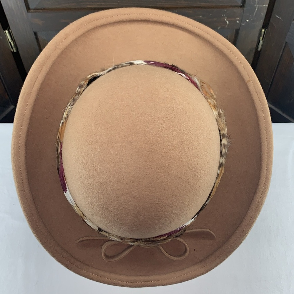 Mr. John Moderne vintage women’s hat. Tan wool with feathers and bow detail - Picture 9 of 12
